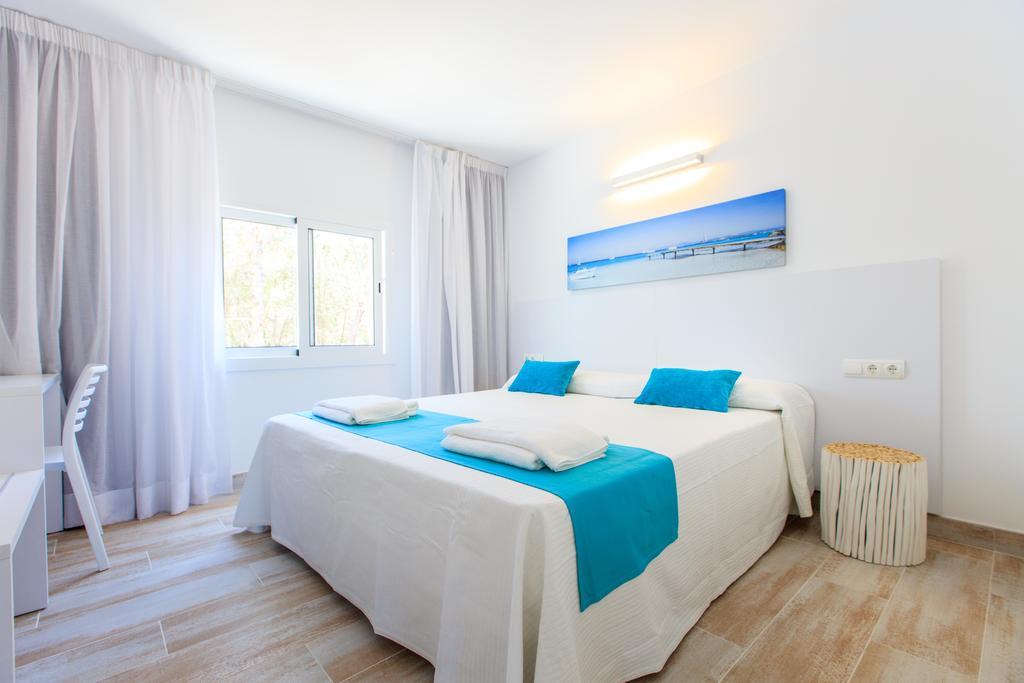 Pinos Playa Suites Es Migjorn Exterior foto