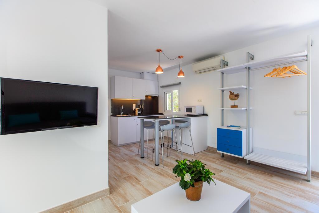 Pinos Playa Suites Es Migjorn Exterior foto